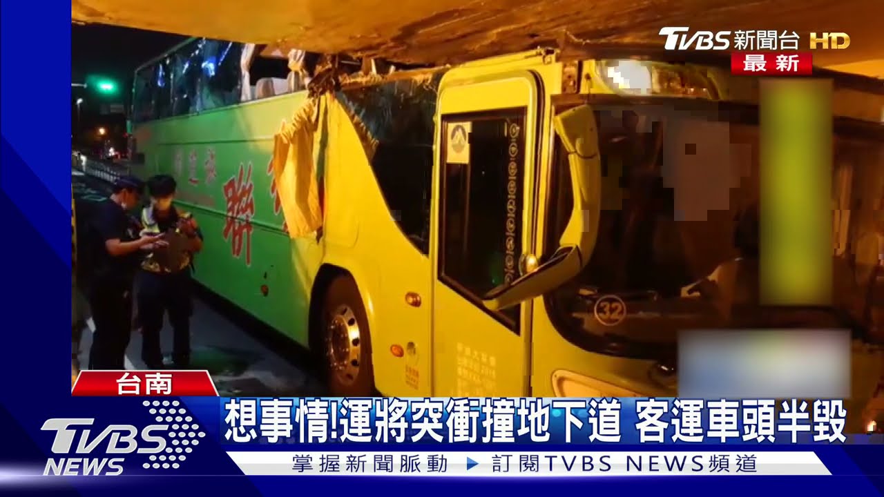 恍神!客運猛撞地下道 車頂削大半、玻璃碎
