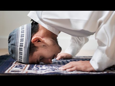 A lejohet të bëjmë lutje në sexhde në namaz farz, dhe a ka argument nëse lejohet apo ndalohet?