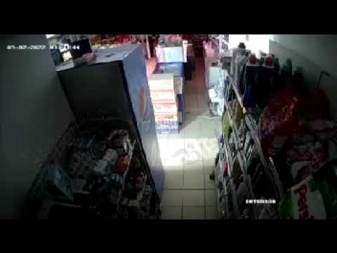 Trei tineri au spart un magazin din LIVEZILE