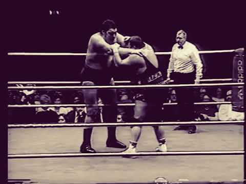 Andre The Giant - Double Shoulder Claw & Chest Chop