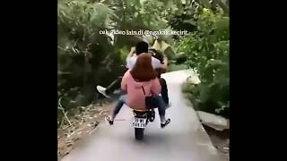Download lagu Video Lucu Durasi Pendek : Suami Istri Pake Motor Masuk Siring mp3