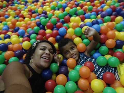 Ryckelme e mamae na piscina de bolinha