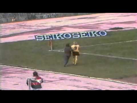 Παίρνει κίτρινη φεύγει απ ΄το γήπεδο! (Σάντμπεργκ ΑΕΛ-ΑΕΚ 1985-86)