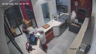 Rapina in pizzeria, punta la pistola alla cassiera, la minaccia e poi fugge con l’incasso