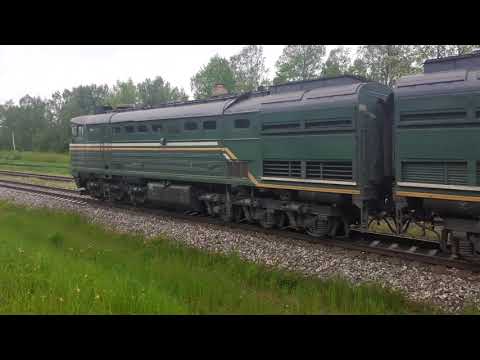 Locomotive 2TE10MK-3608 passing Naujene station