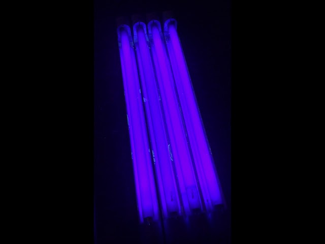 Vídeo relacionado con Silipull Paquete de 2 cartas de juego de luz negra UV, fluorescente, brilla en la oscuridad, juegos de luz negra para coleccionistas nocturnos de casino, accesorios de regalo de fiesta, suministros de