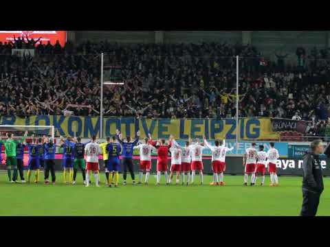 Spieler von Lok und HFC vor der Lok-Fankurve