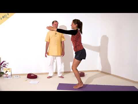 Dynamische tiefe Kniebeuge auf den Zehenspitzen - Yoga Asana Lexikon