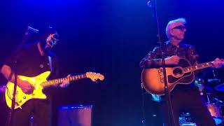 Nick Lowe y Los Straitjackets performing Cruel to Be Kind at the Magic Bag on 8/6/22