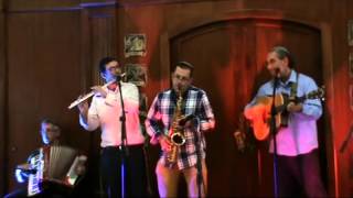 Shlomo Carlebach │Tzadik Katamar צדיק כתמר │Benyamin Steinberg (הזמר והיוצר בנימין שטיינברג) - התמונה מוצגת ישירות מתוך אתר האינטרנט יוטיוב. זכויות היוצרים בתמונה שייכות ליוצרה. קישור קרדיט למקור התוכן נמצא בתוך דף הסרטון