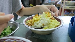 Eating Xoi Xeo at Xoi Yen | Hanoi Vietnam - YouTube