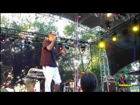 JUNIOR BYLES "Fade Away" Garance Reggae Festival 2010