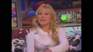 Hilary Duff canta Santa Claus Lane no Christmas On The Movie Surfers (2002) [Legendado]