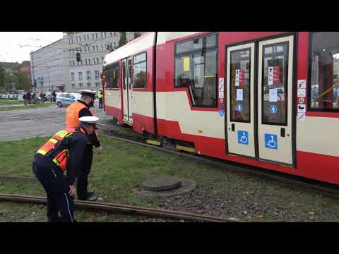 Wykolejony tramwaj sam z powrotem "wskakuje" na tory.