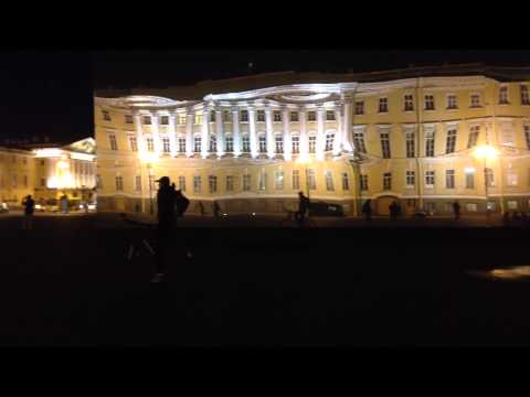 Дворцовая площадь вечером и зеркальный куб