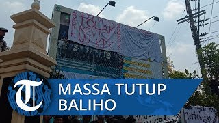 VIDEO: Mahasiswa Surakarta Tutup Baliho Anggota Dewan dengan Spanduk Demo, Massa Riuh