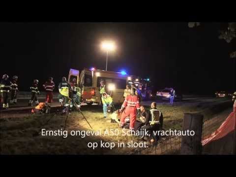 Ernstig ongeval A50 Schaijk, vrachtauto op kop in sloot