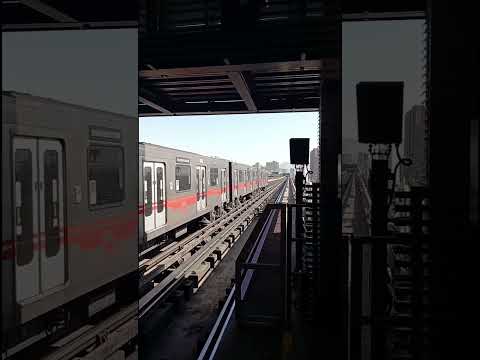 Metro de Santiago Línea 5 (NS16) ingresando a Estación San Joaquín