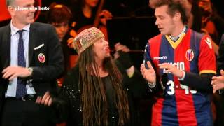 Lucio Dalla in Attenti al lupo. Sul palco Bologna, Gianni Morandi, Iskra Menarini