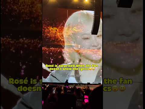 When Rosé gives the mic to a fan but they don’t know the lyrics #rosé #blackpink