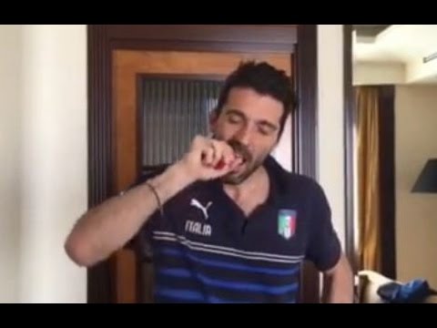 #PUPIChallenge Gianluigi Buffon mangia peperoncino per beneficenza