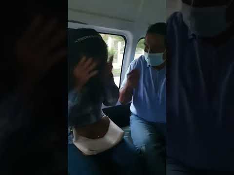 Encuentra a su esposa con amante en la combi transporte público
