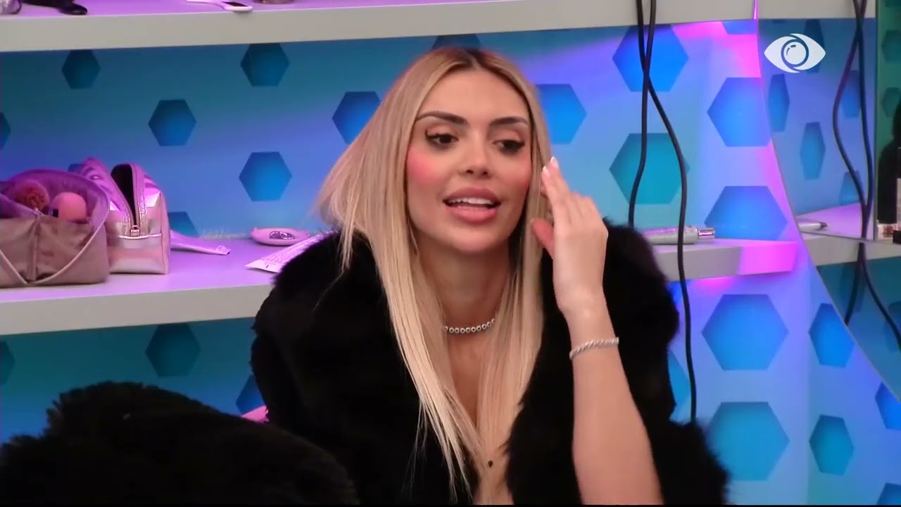 Sonte do të…/ Selin dhe Brikena thurin plane në dhomën e grimit
