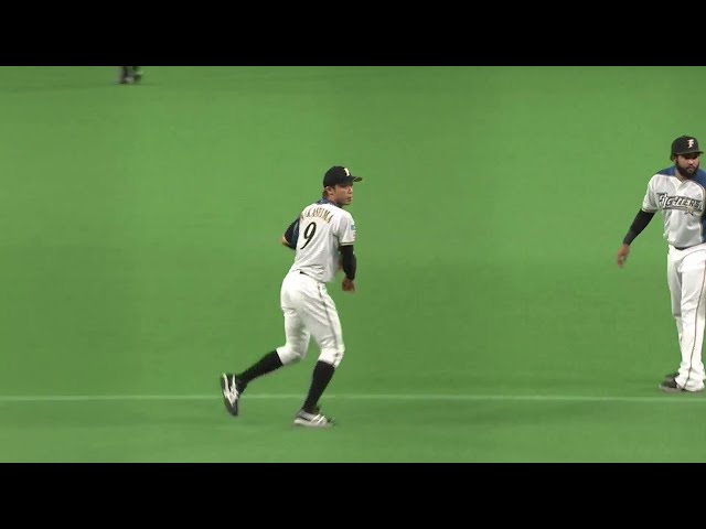 【4回表】ファイターズ・中島卓也 ピッチャーの弾いた打球を華麗に捌く!! 2021年10月12日 北海道日本ハムファイターズ 対 福岡ソフトバンクホークス