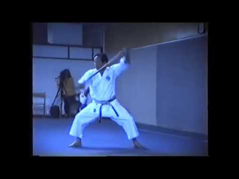 Sensei Teruo Hayashi fazendo Kata Kobudo Kenshinryu em 1987 na Itália