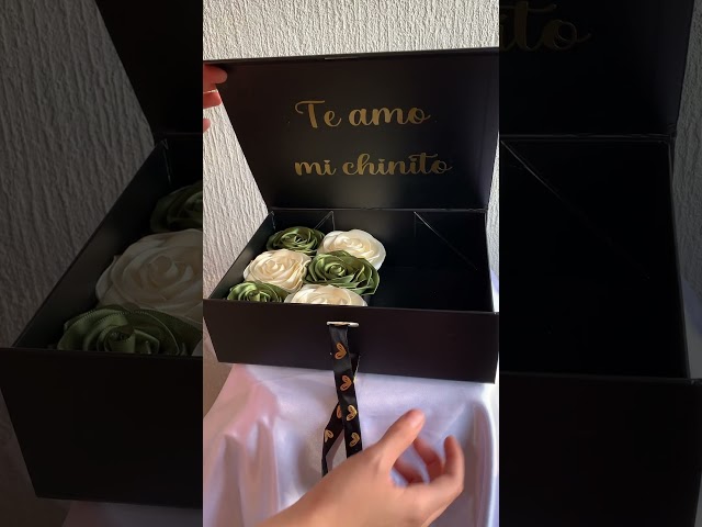 Vídeo relacionado con MestectPET Cajas de Rosa Eternas, Caja de Regalo de 4 Rojas Rosas Natural Preservada, Día de San Valentín Aniversario Día de la Madre Cumpleaños Regalo romántico para Esposa Novia Mamá Abuela