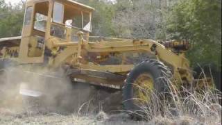 preview picture of video 'CAT 12 Motorgrader Shaping Road'