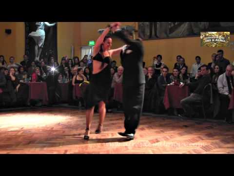 Bailando milonga con la armónica de Hugo Diaz