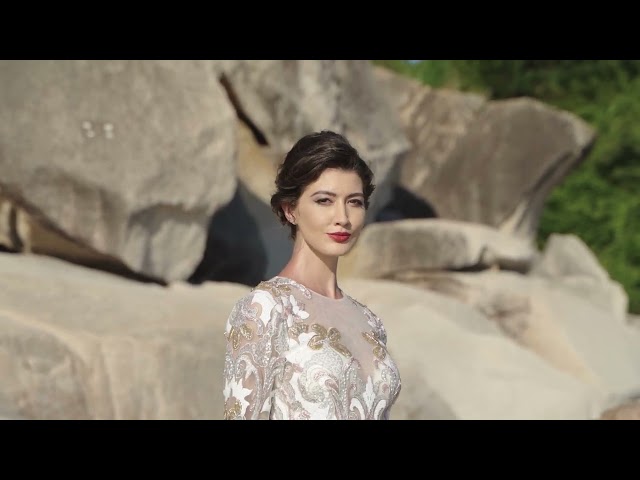 فستان سهرة شك ومطرز بالوان الباستيل والأبيض مع حزام بالكريستال