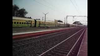 preview picture of video 'HOWRAH PURI SHATABDI EXPRESS BLASTS PAST SANKRAIL'