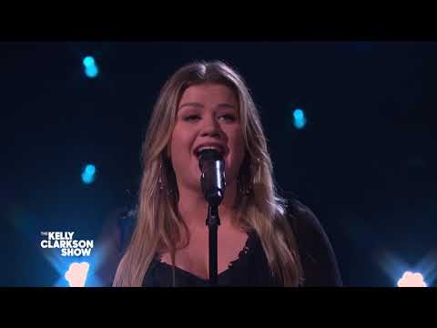 Tori Kelly & Kelly Clarkson Perform Powerful 'Silent Night' Duet