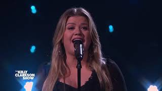 Tori Kelly &amp; Kelly Clarkson Perform Powerful &#39;Silent Night&#39; Duet