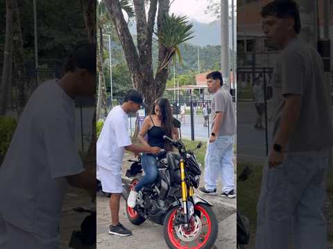 No vale la pena hacerla quedar mal 😰. #tuesday #martes #wife #moto