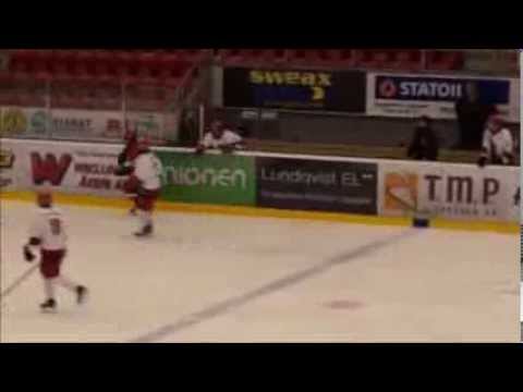 Almtuna IS backen John Tamp stoppar effektivt Södertäljespelaren och "tvingar" fram ett byte