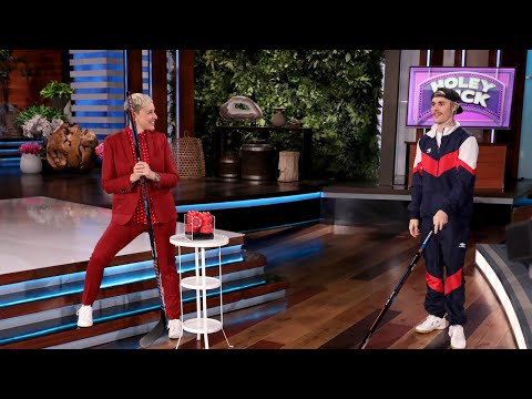 ジャスティン・ビーバーが「Holey Puck」をプレイして大規模な観客プレゼントを実施 (Justin Bieber Plays ‘Holey Puck’ for a Huge Audience Giveaway)