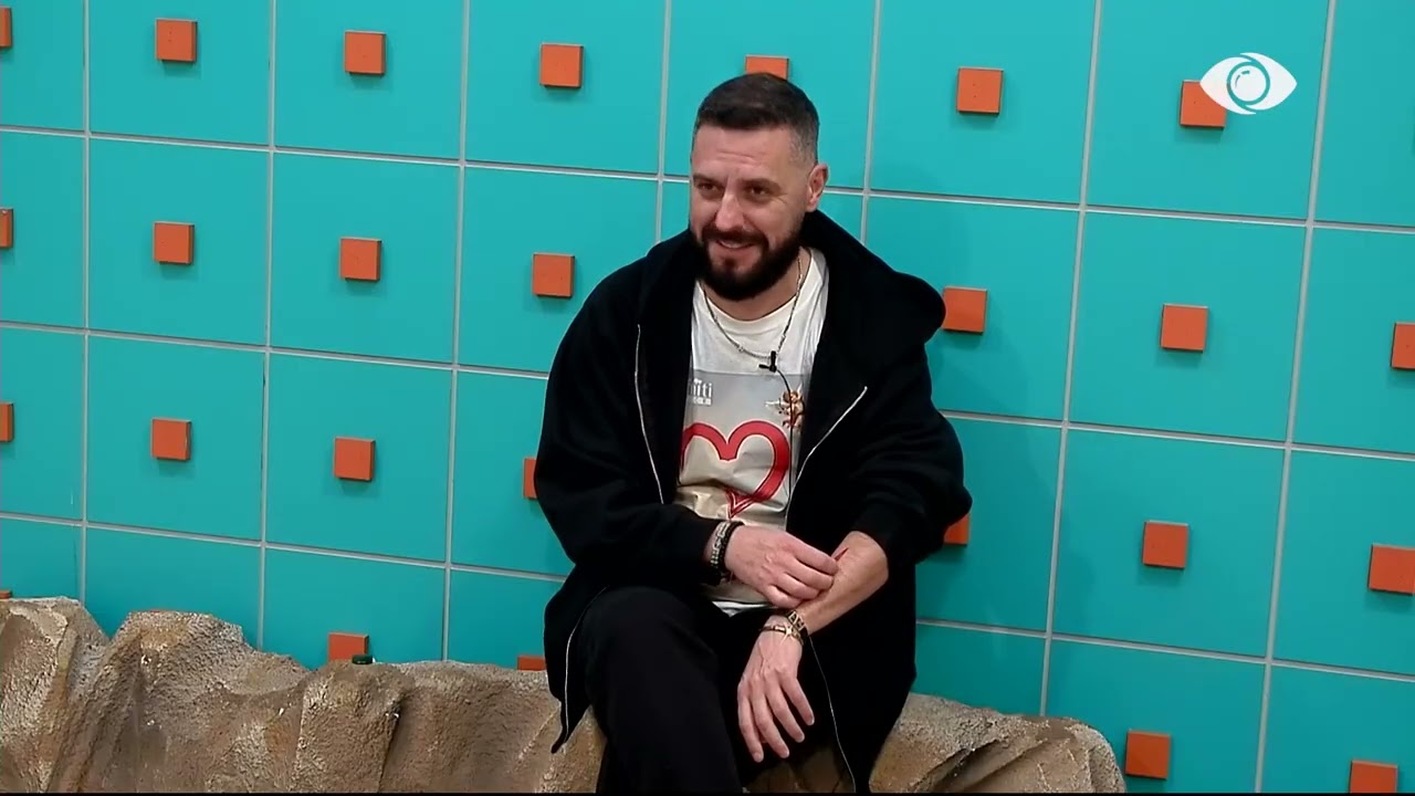 Mateo i bën masazh me këmbë Selinës