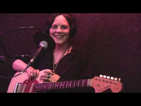 Scout Niblett "Just Do It!" / Interview (Live @ Viva Radio)