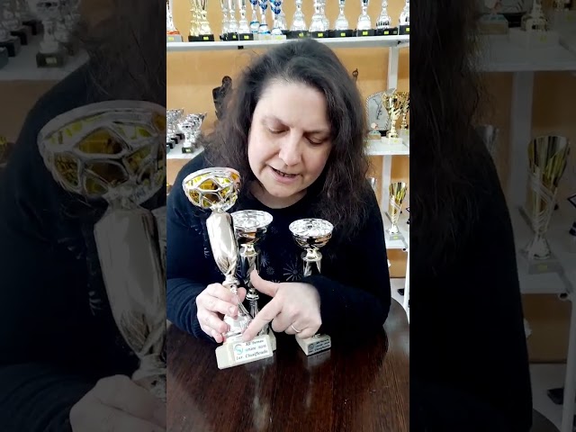 Vídeo relacionado con Relaxdays Set de 3 Copas de Trofeo, Ceremonia de Premio, Torneos Deportivos, Sin Grabado, 22,5x13,5x8,5 cm, Multicolor