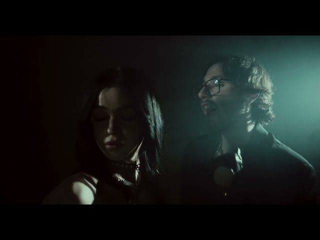 Video zu 'Let The World Burn' ansehen