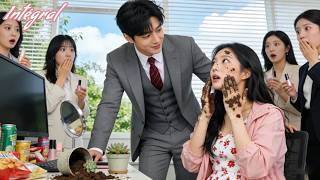 Tous s’apprêtent pour le PDG—seule la stagiaire se met du masque noir à la hâte. Coup de foudre!