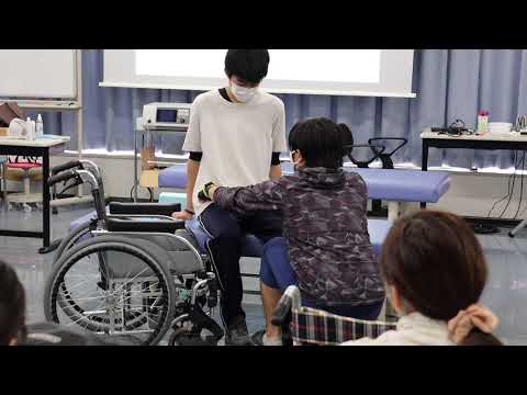 【理学療法学専攻】授業の様子（ADL実習／車椅子への移乗①）＿大阪保健医療大学
