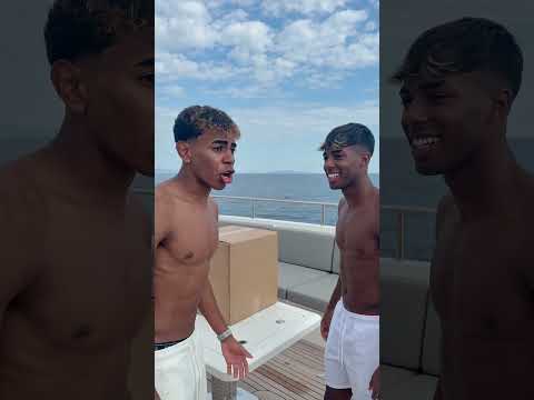 Ni cuidar a su hermano sabe algunas veces 🤣🤪 #lamineyamal #nicowilliams #españa #football #risas