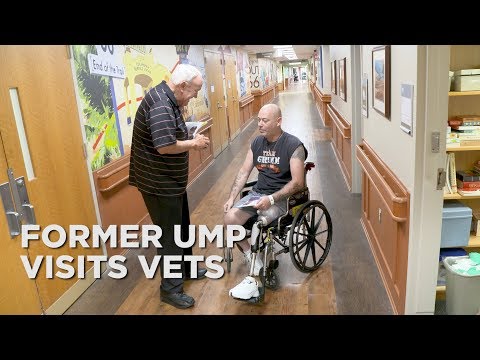 Former MLB umpire visits hospitalized veterans in Dallas