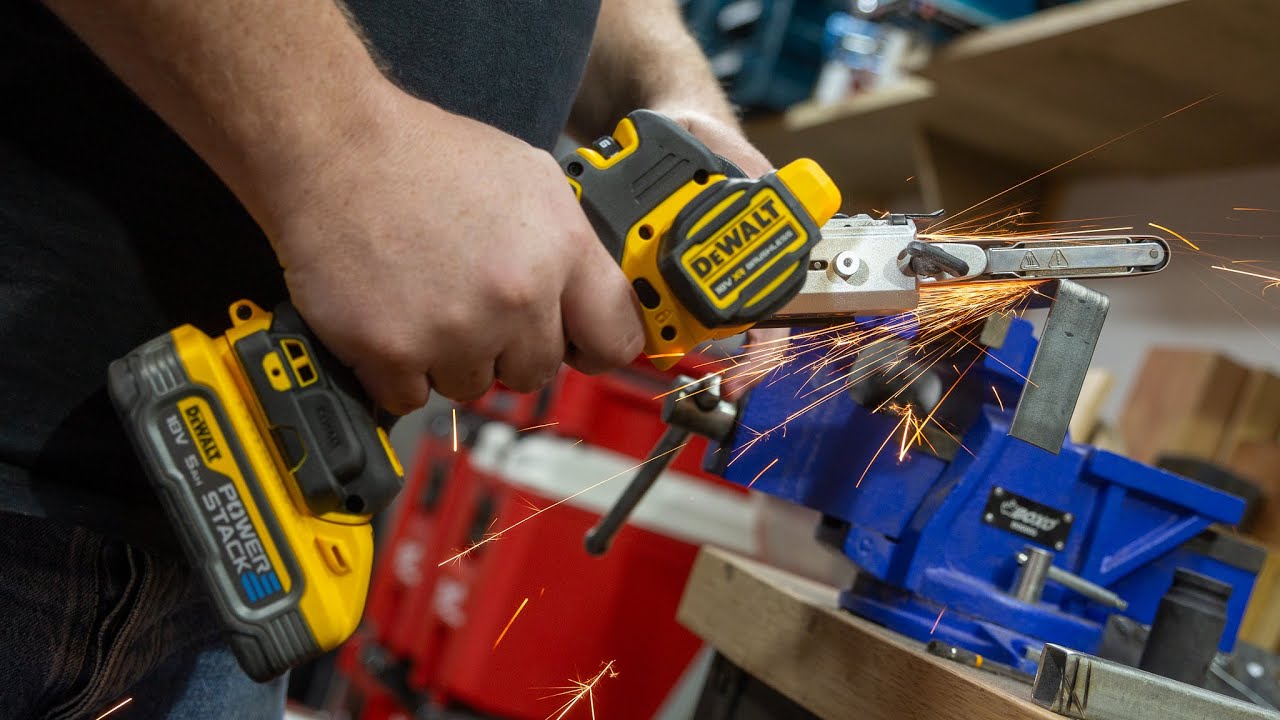 Máy chà nhám dây dai mini dùng pin Dewalt DCM200N-KR