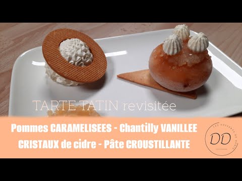 Tarte tatin revisitée : pommes caramélisées au cidre, pâte sucrée, chantilly, et cristaux de cidre