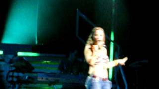 Anastacia Manchester Apollo 2nd July 09 singing Beautiful Messed Up World